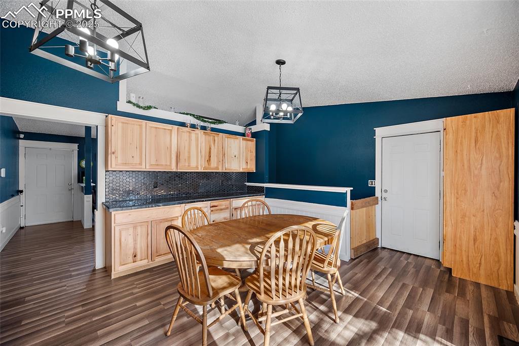 Image 18 of 32: Dining Area