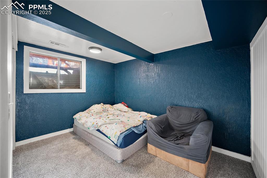 Image 21 of 32: Bedroom