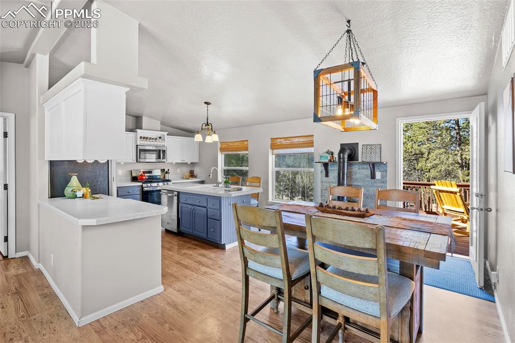 Image 11 of 50: Dining Area