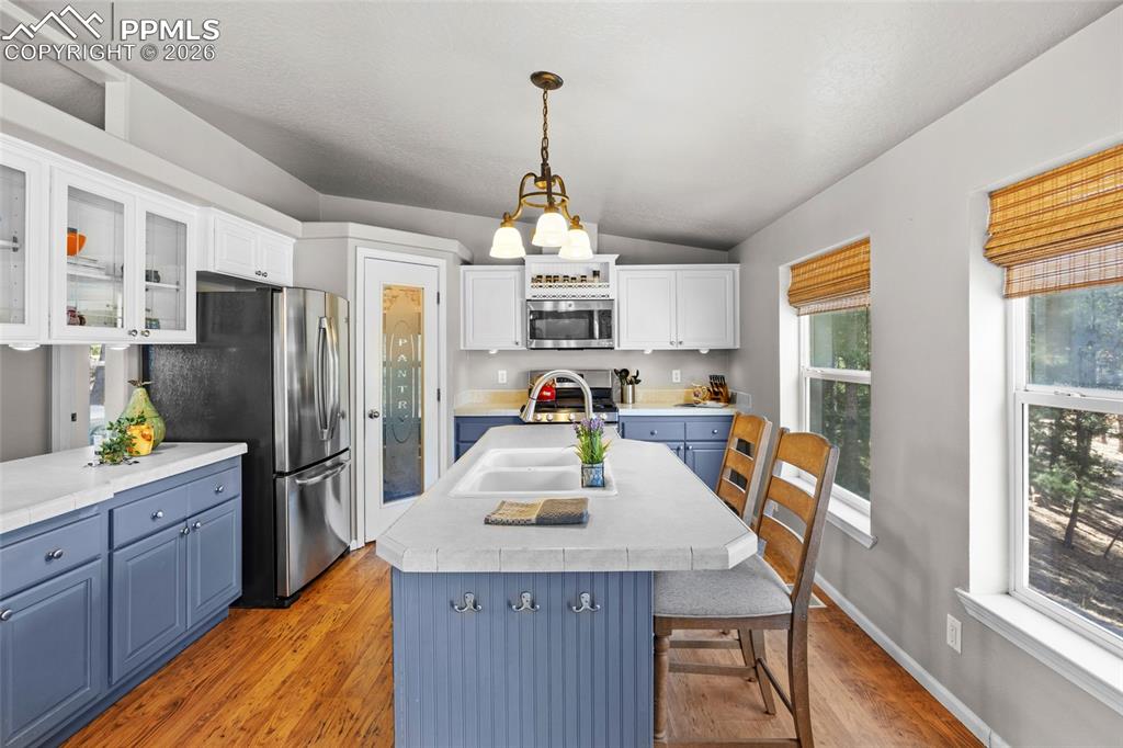 Image 12 of 50: Kitchen