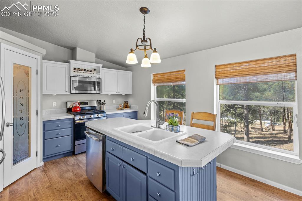 Image 13 of 50: Kitchen