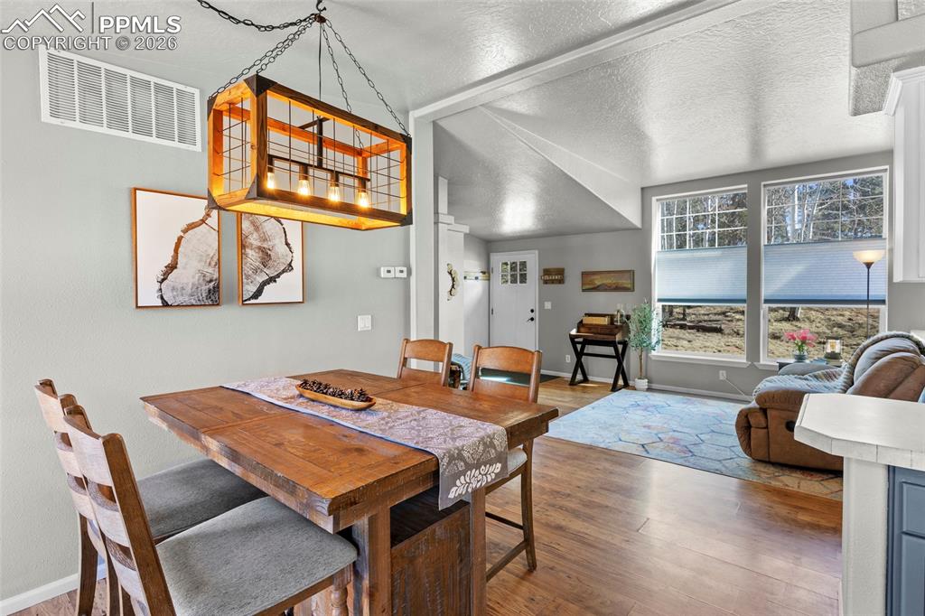 Image 16 of 50: Dining Area