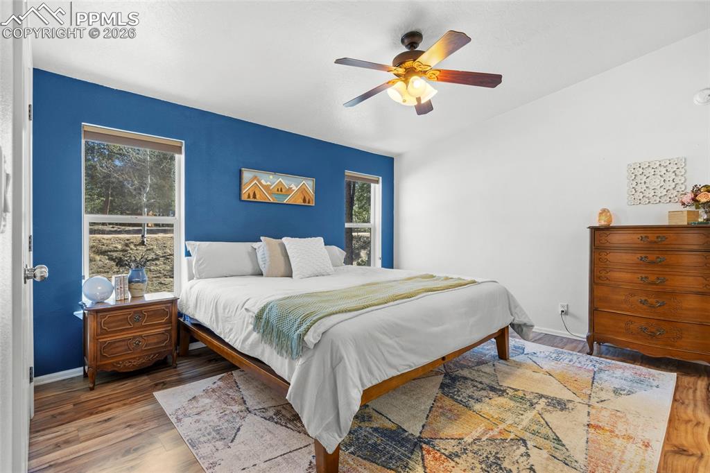 Image 17 of 50: Bedroom