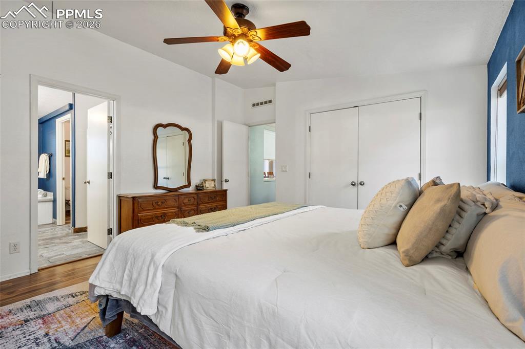 Image 19 of 50: Bedroom