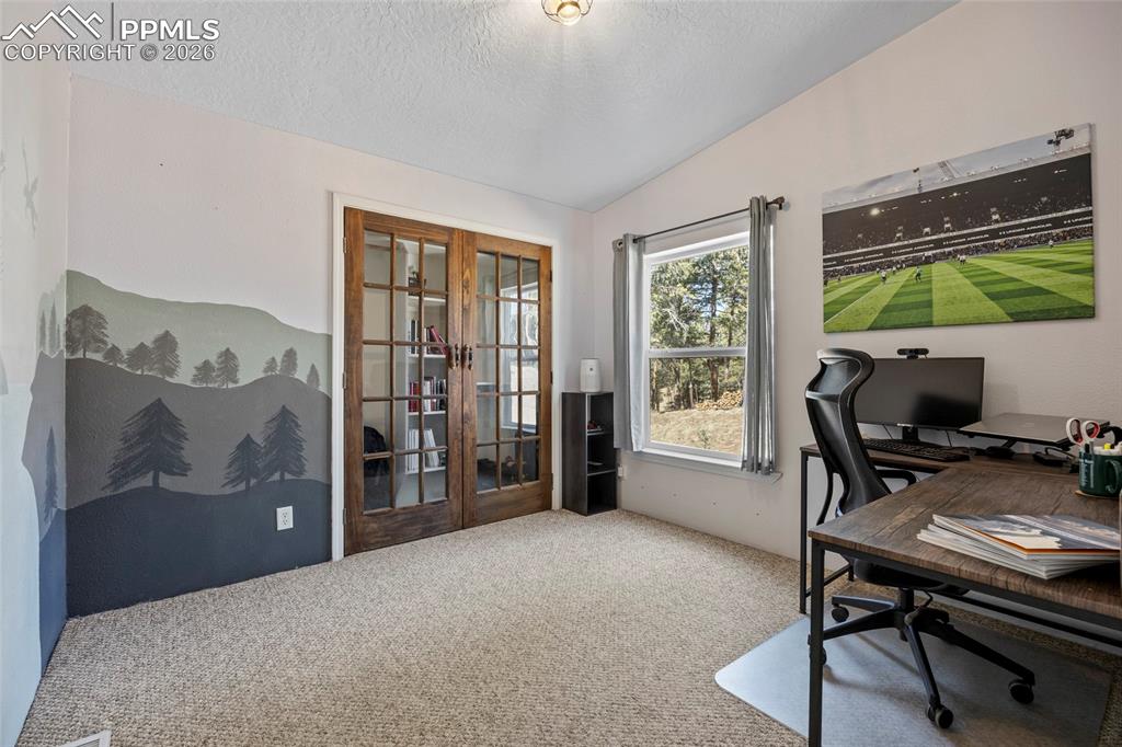 Image 22 of 50: Office