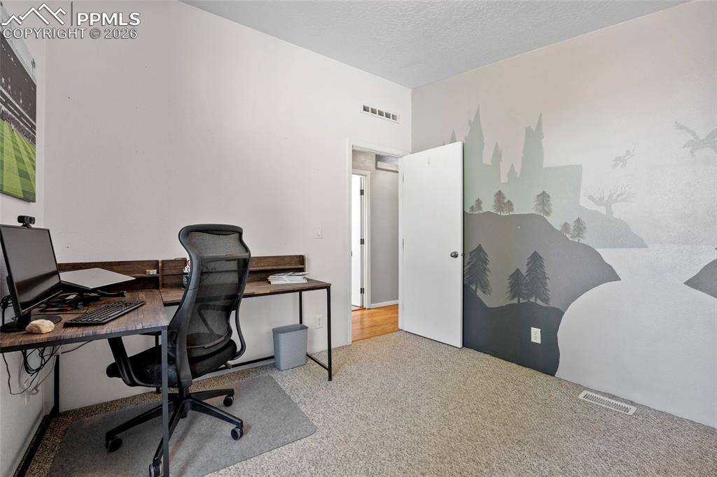 Image 23 of 50: Office