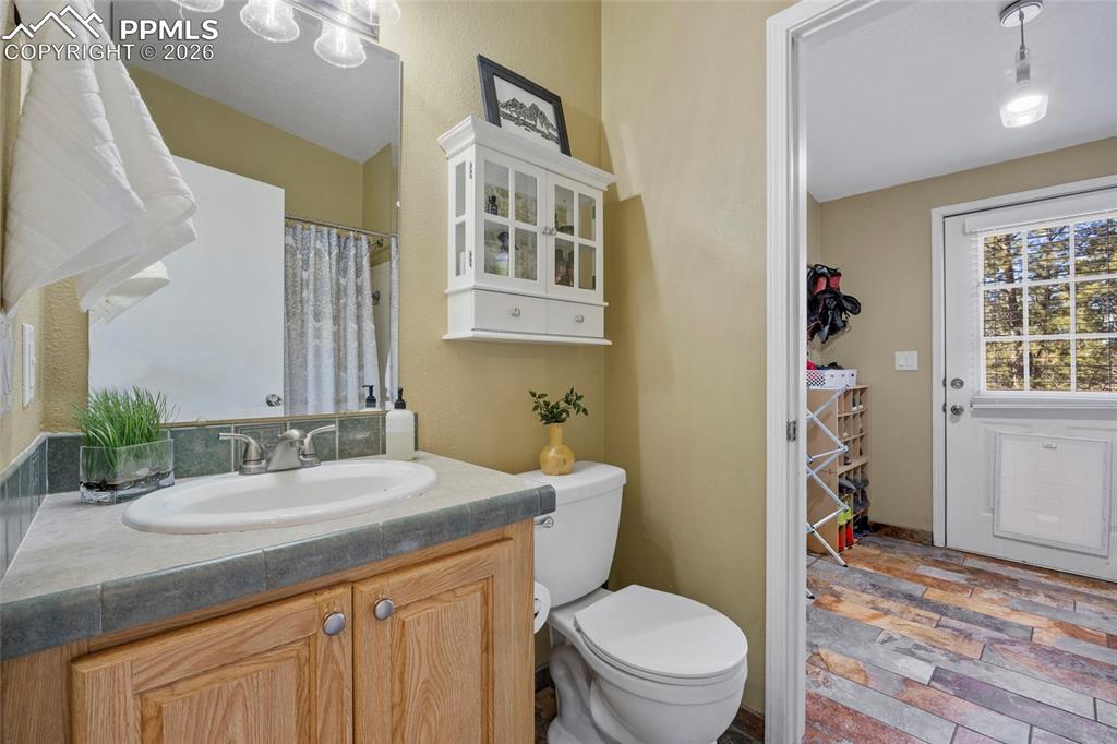 Image 24 of 50: Bathroom