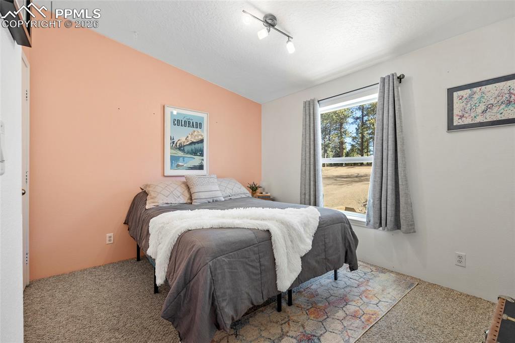 Image 26 of 50: Bedroom