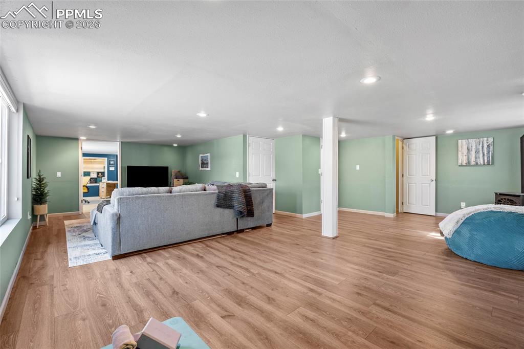 Image 29 of 50: Living Room