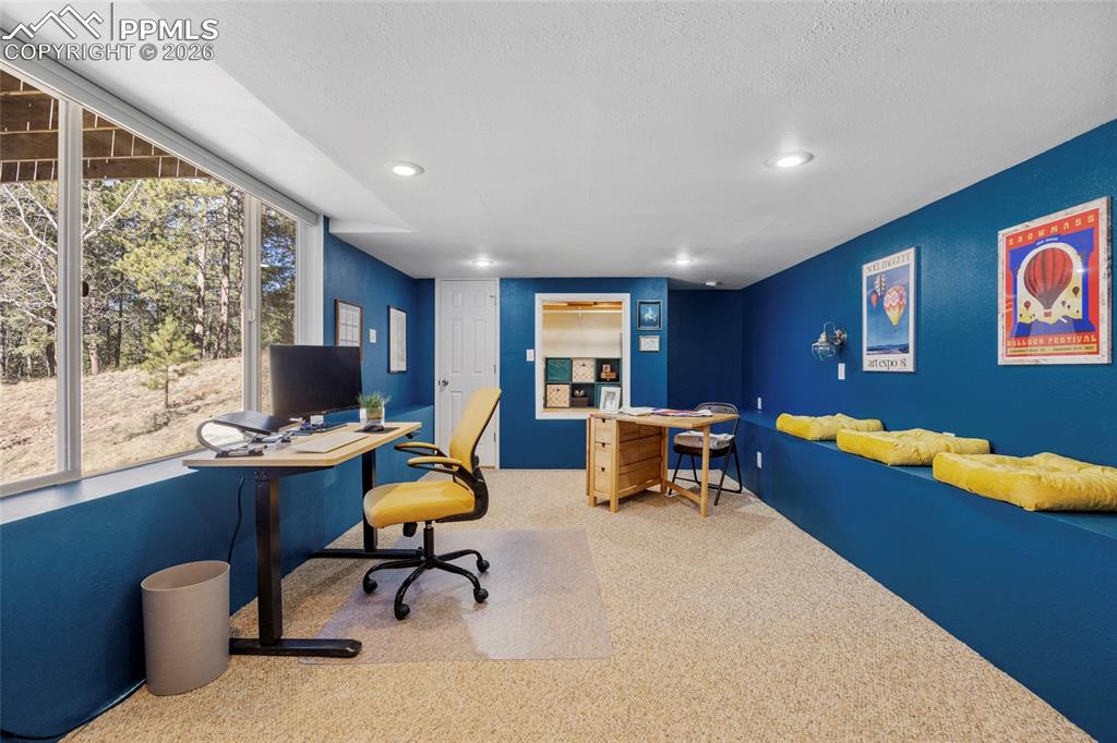 Image 32 of 50: Office