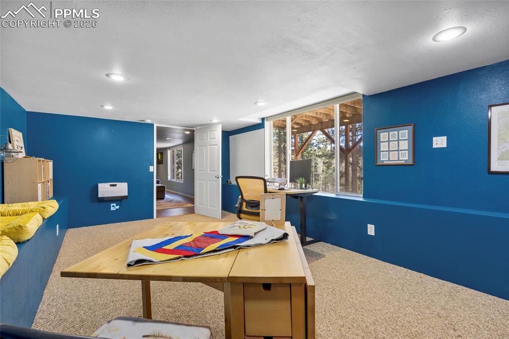 Image 33 of 50: Office