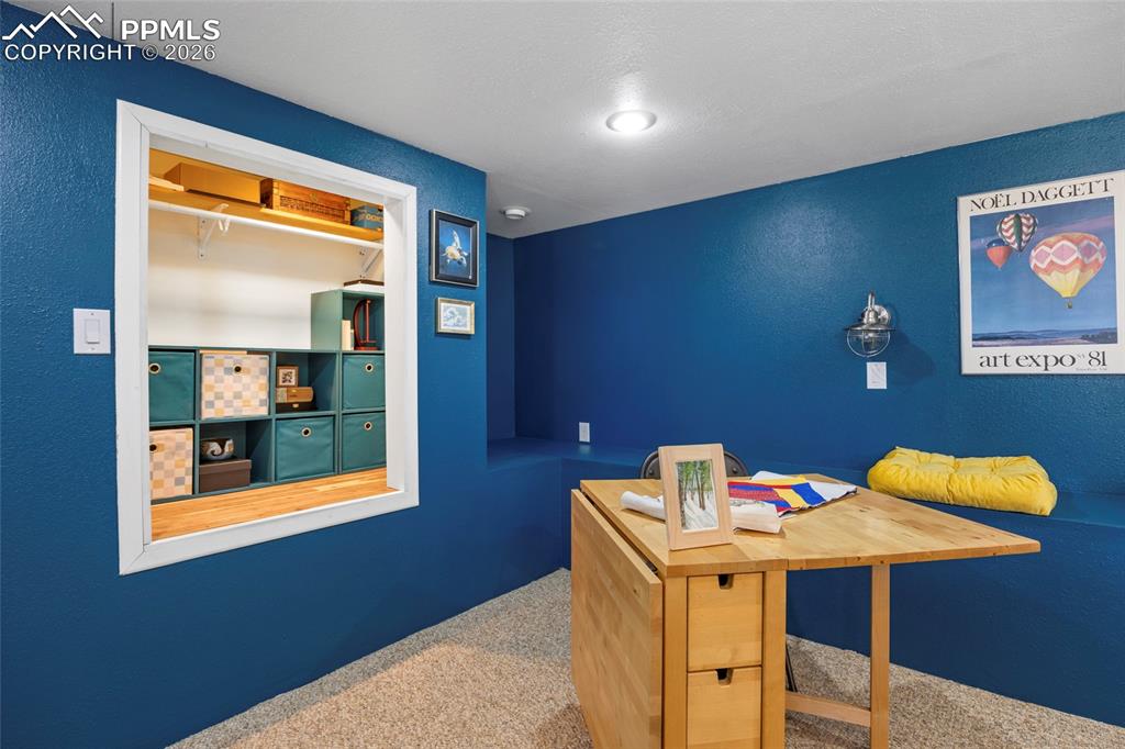 Image 34 of 50: Office