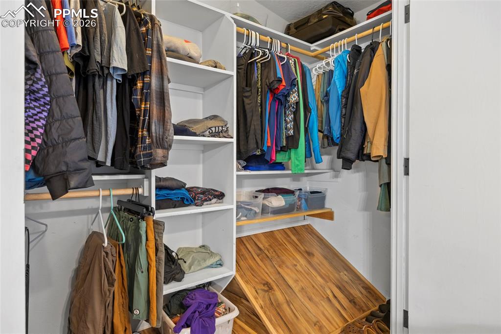 Image 35 of 50: Closet