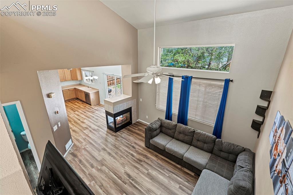 Image 19 of 35: Living Room