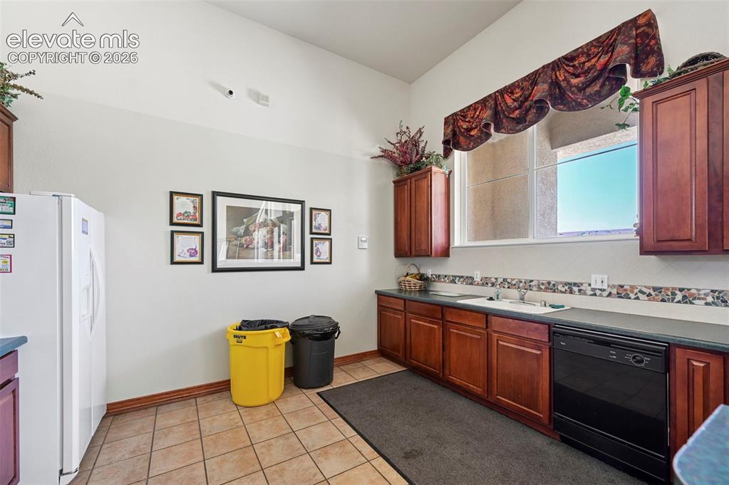 Image 42 of 48: Kitchen