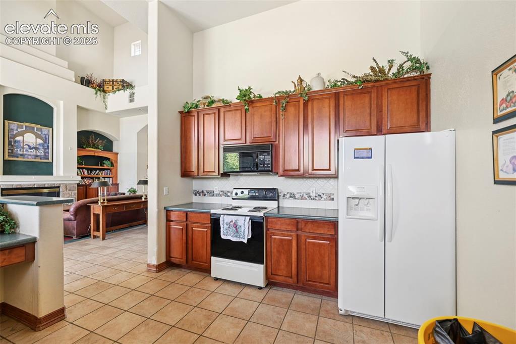 Image 43 of 48: Kitchen