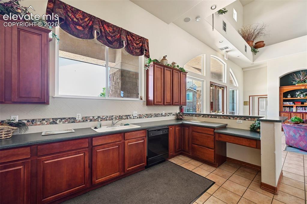 Image 44 of 48: Kitchen