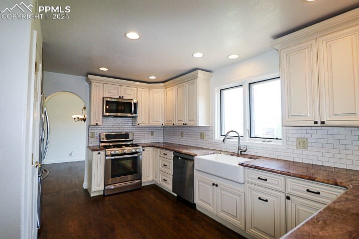 Image 12 of 44: Kitchen