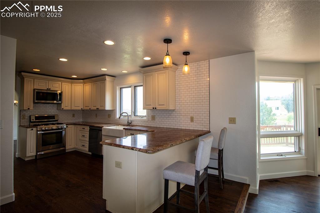 Image 13 of 44: Kitchen