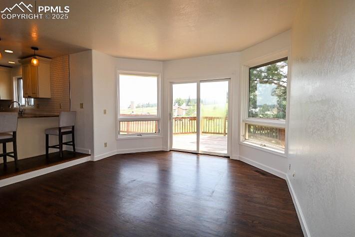 Image 15 of 44: Living Room