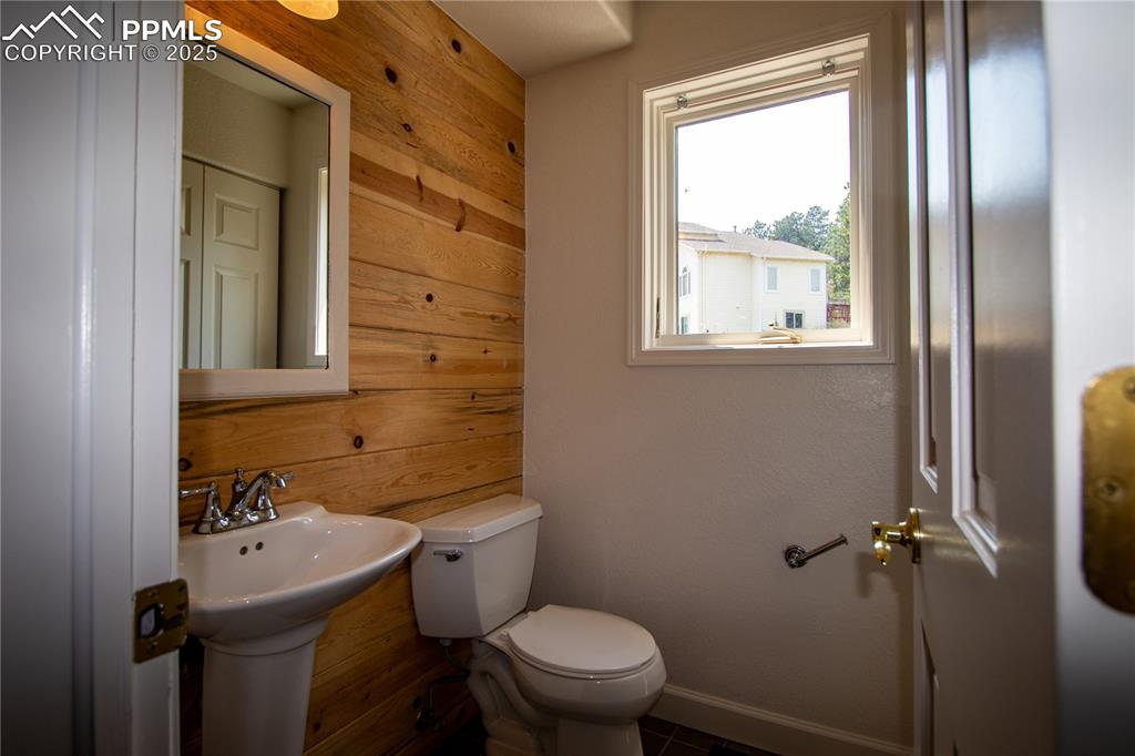 Image 17 of 44: Bathroom