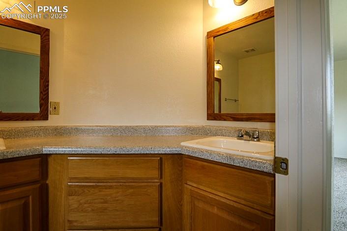 Image 22 of 44: Bathroom