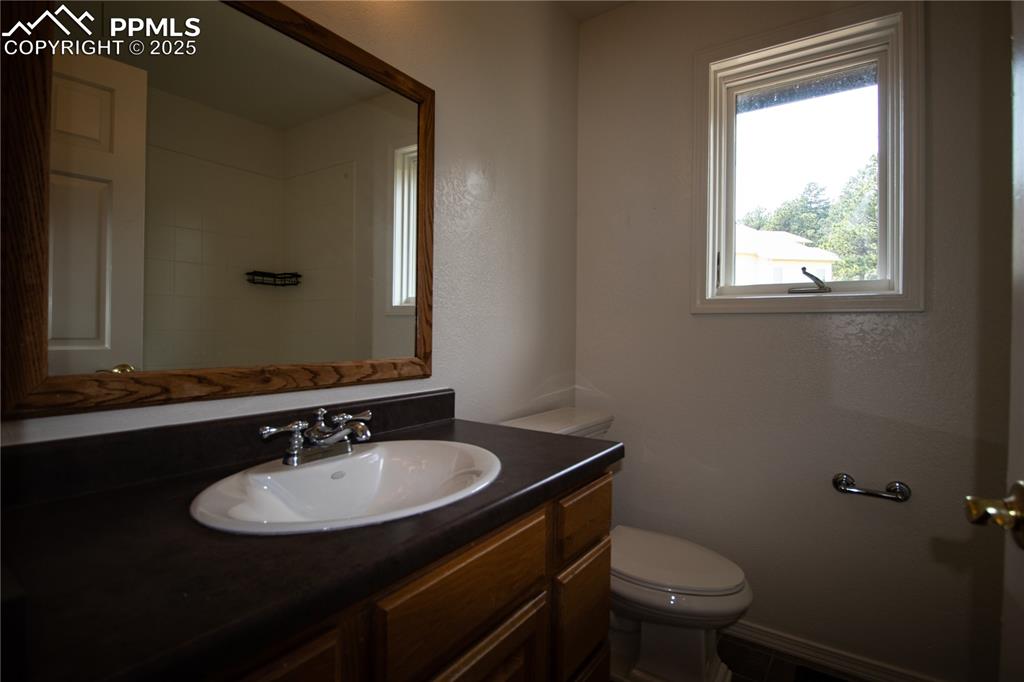 Image 23 of 44: Bathroom