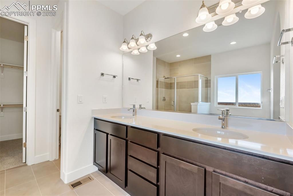 Image 22 of 46: Bathroom