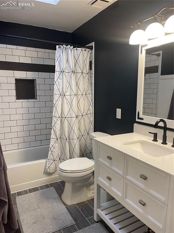 Image 26 of 38: Bathroom