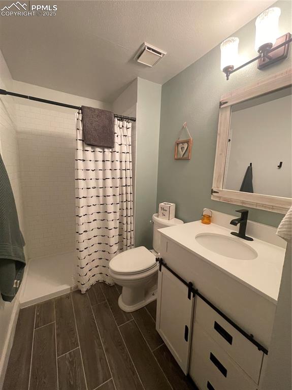 Image 28 of 38: Bathroom