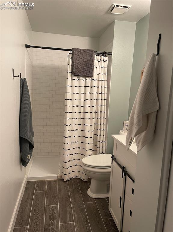 Image 29 of 38: Bathroom