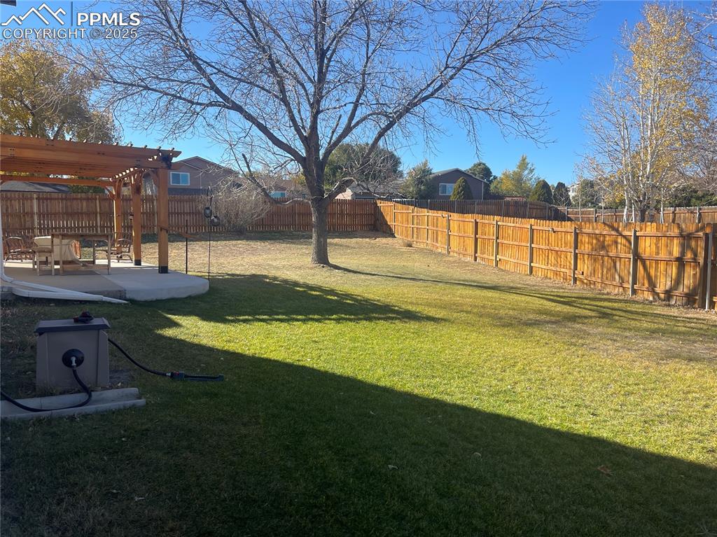 Image 30 of 38: Yard