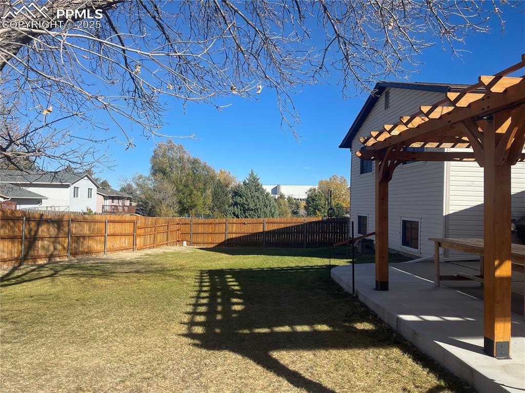 Image 33 of 38: Yard