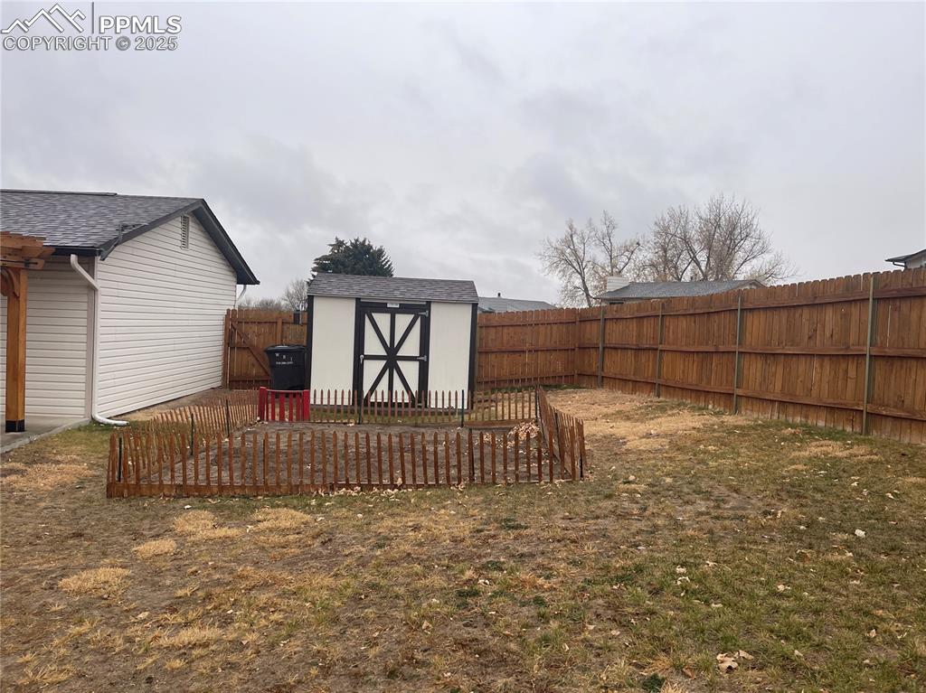 Image 36 of 38: Yard