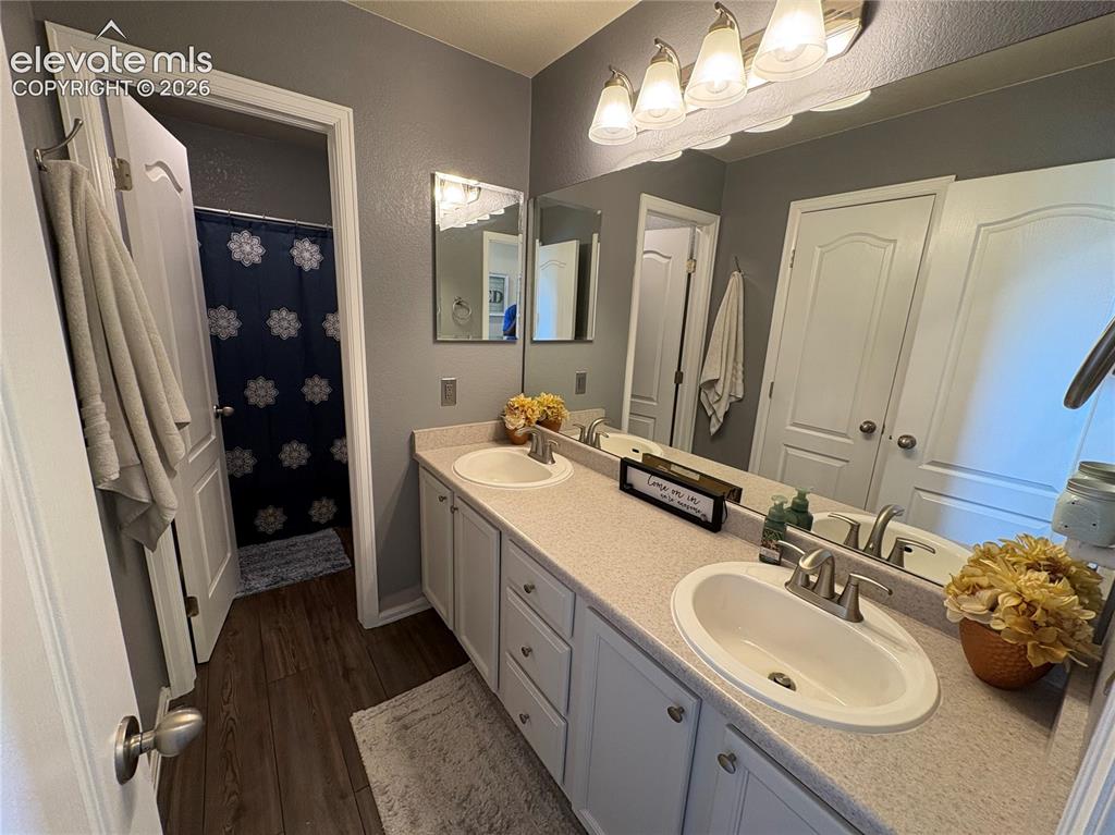 Image 15 of 23: Bathroom