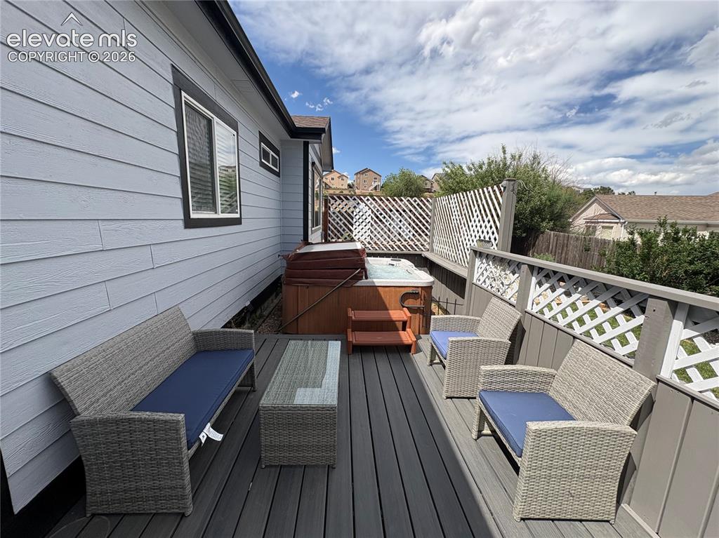 Image 19 of 23: Deck
