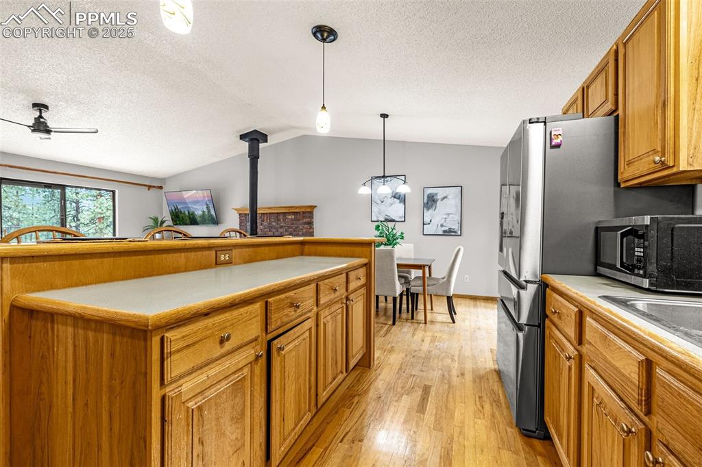 Image 11 of 31: Kitchen