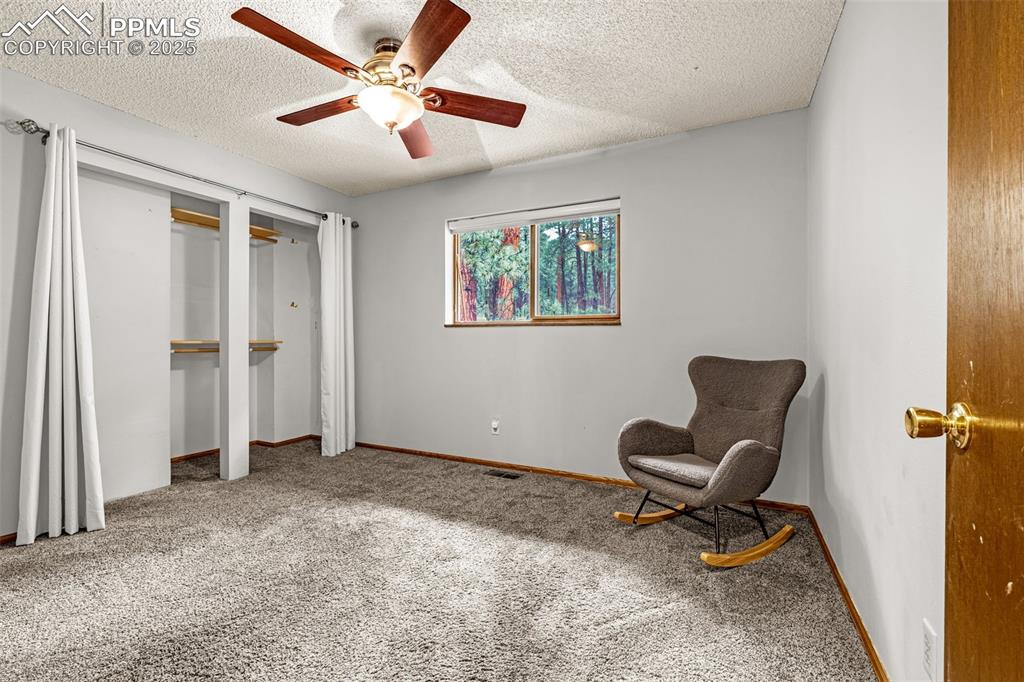 Image 17 of 31: Sitting Room