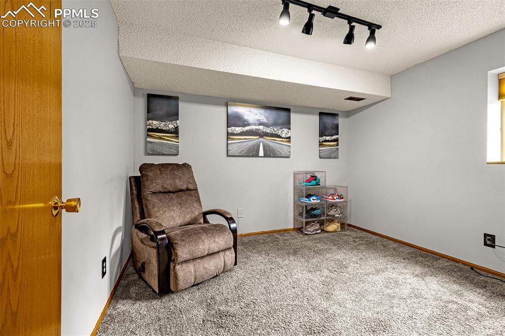 Image 21 of 31: Sitting Room