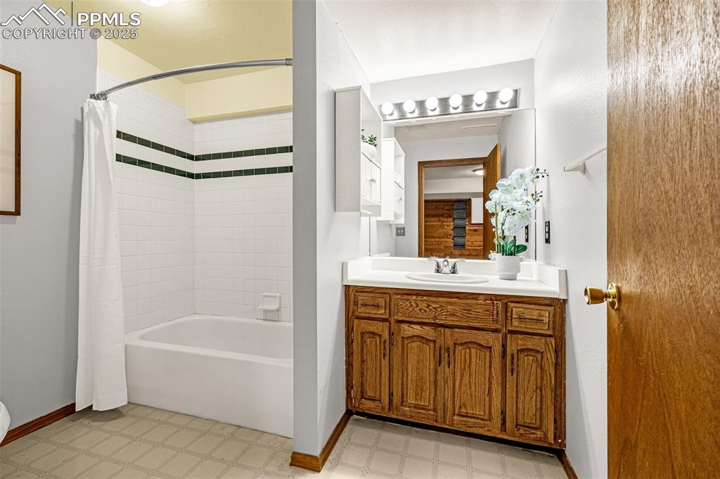 Image 22 of 31: Bathroom