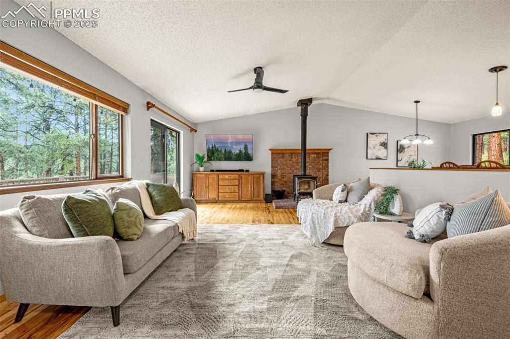 Image 6 of 31: Living Room