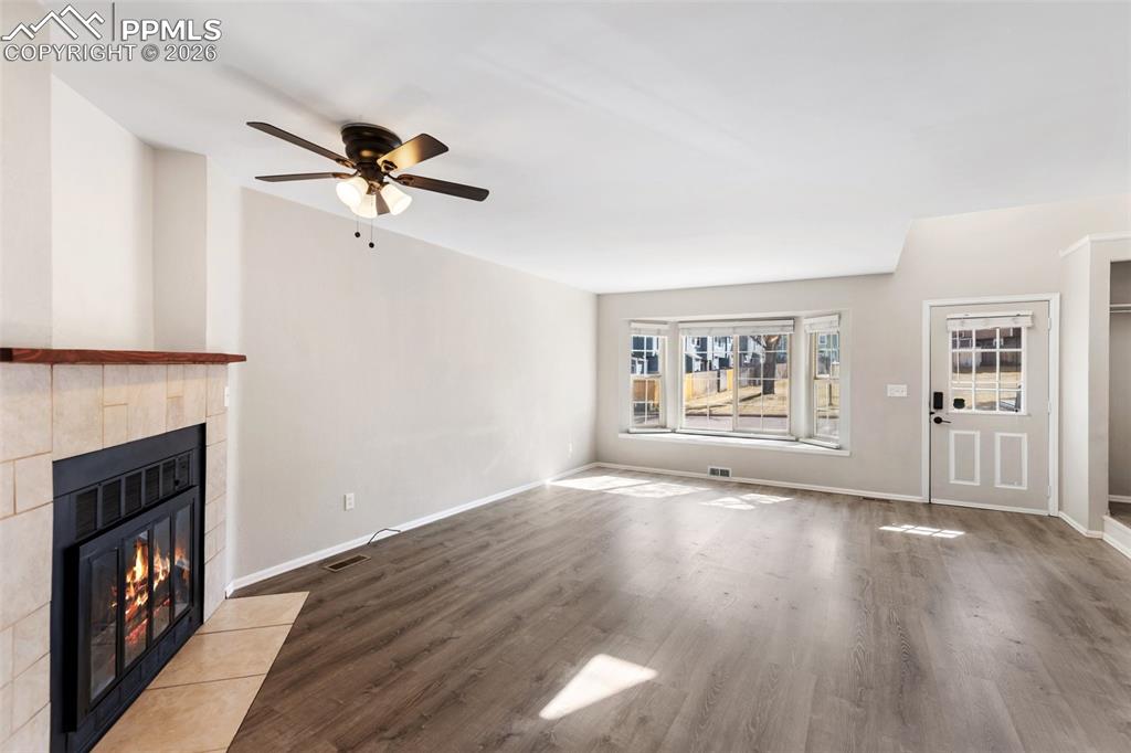 Image 11 of 31: Living Room