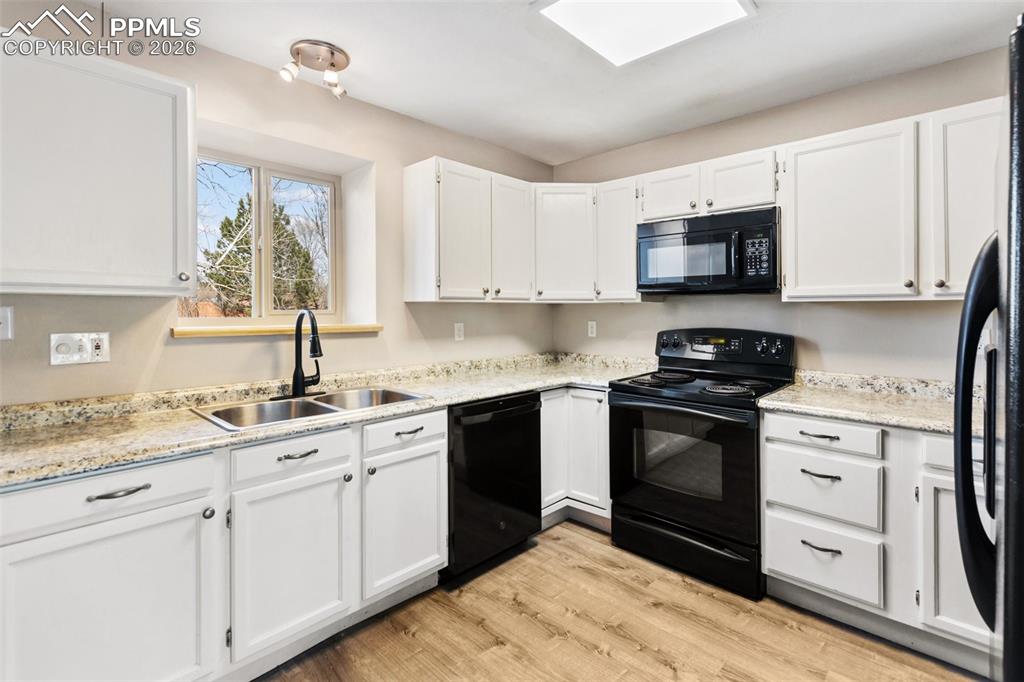 Image 13 of 31: Kitchen