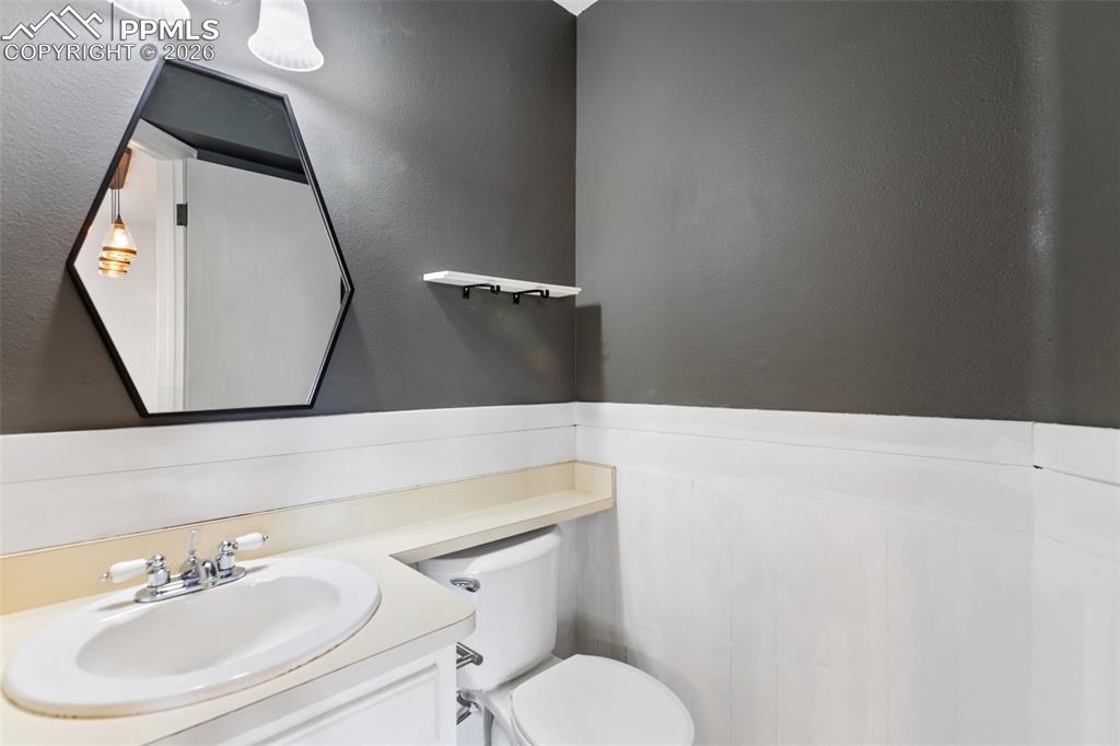 Image 14 of 31: 1/2 bath on the main level.