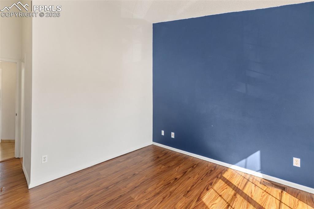 Image 16 of 31: Upper