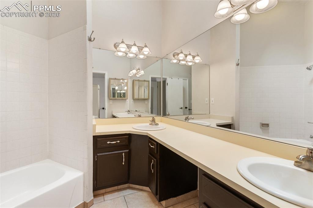 Image 19 of 31: Upper