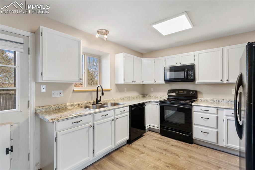 Image 27 of 31: Kitchen