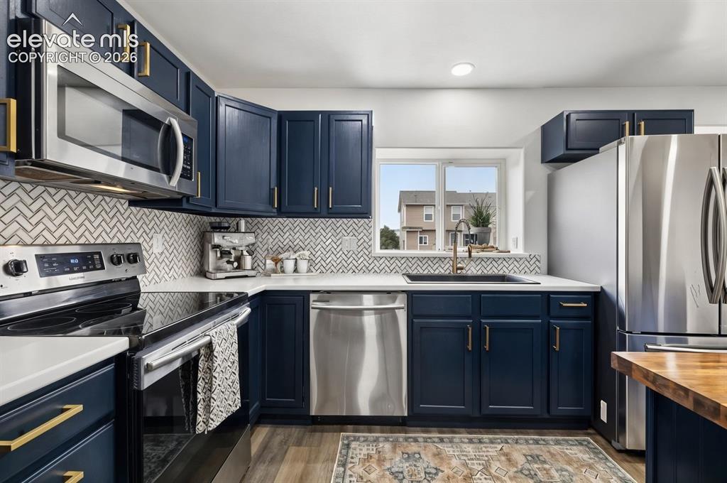 Image 13 of 38: Kitchen