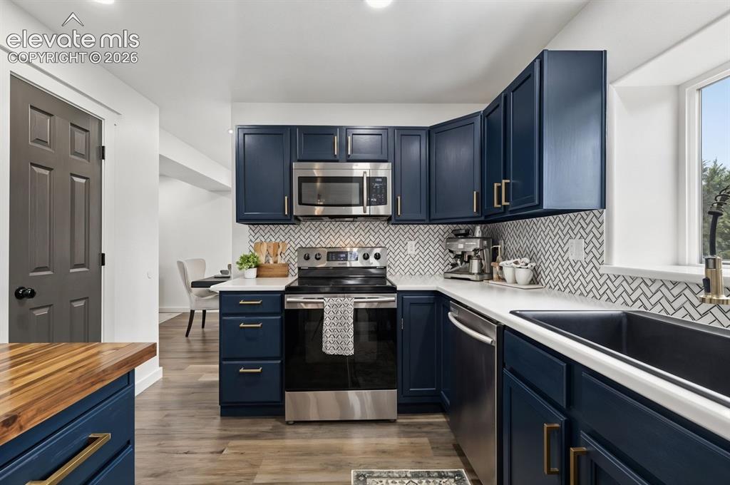 Image 14 of 38: Kitchen