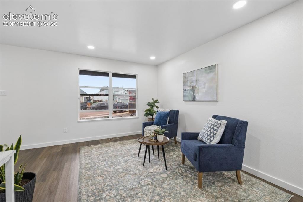 Image 7 of 38: Sitting Room